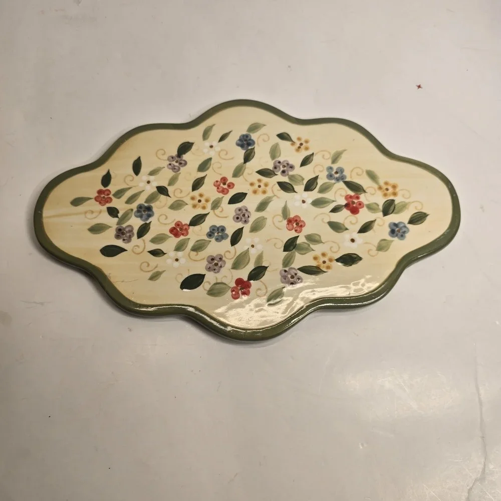 Temptations Floral Scalloped Casserole Dish with Lid & Wire Rack Or Home‎ Decor